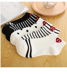 Nouveaux bas d'amour aux grands yeux, chaussettes en coton à cœur rouge à la mode, bas de bateau coréens à rayures noires et blanches à cœur de pêche pour femmes