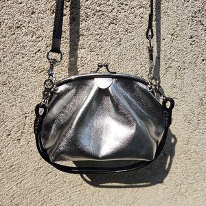 Nuevo bolso de cuero para mujer, bolso de mensajero versátil a la moda con diseño pequeño, bolso dorado con boca y cadena, bolso mínimo 230915
