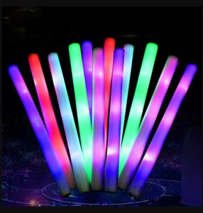 Nuevo LED Glow Sticks Bulk Colorful RGB Glow Foam Stick Cheer Tube Luz oscura para Navidad Cumpleaños Fiesta de bodas al por mayor