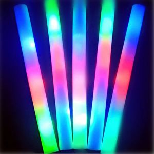 Nuevo LED Glow Sticks Bulk Colorful RGB Glow Foam Stick Cheer Tube Luz oscura para Navidad Cumpleaños Fiesta de bodas Venta al por mayor GG
