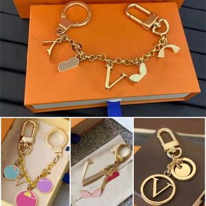 Nouveaux designers de luxe porte-clés lettres avec diamants designers porte-clés voiture porte-clés femmes boucle bijoux porte-clés sacs pendentif cadeau