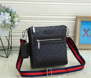 Nouveaux hommes Sac à bandoulière Styles de différentes tailles Sac de sac à main Sacs pochette plusieurs poches de mode Messenger Sac Hot