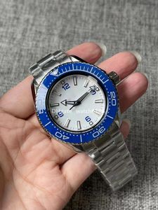 Nouvelle montre-bracelet parfaite pour hommes Ocean Universe en acier précis, anneau en céramique coloré, cadran blanc, pointeur bleu, montre à mouvement mécanique automatique suisse de 45 mm