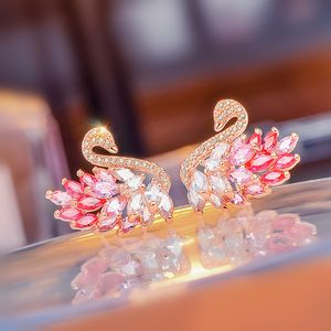 Nuevos aretes con forma de cisne degradado con micro incrustaciones de circón, aretes chapados en oro de 18 quilates para mujer, banquete de boda, día de San Valentín, Navidad, cumpleaños, regalo de joyería SPC