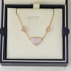 Nouveau collier femme Happy Diamond Love pendentif V or blanc Fritillaria serti de diamants Transparent trois coeur chaîne de collier
