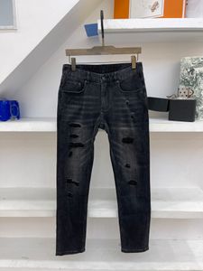 Nuevo patrón de marca de diseñador, vaqueros a la moda con lavado con agua, diseño de agujeros rotos, material cómodo de alta calidad, pantalones vaqueros elásticos para hombre