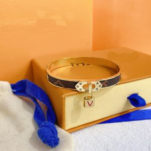 Bracelets de nouveau style Femmes Bangle Designer Lettre bijoux Faux en cuir 18k Gold plaqué inoxydable Femmes de bracelet Cadeaux de mariage Accessoires S0223 Paty AA