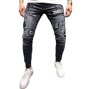 Nuevos pantalones vaqueros ajustados con pegatina con emblema de agujero negro, pantalones vaqueros de pies pequeños para hombre