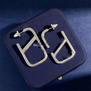 Nouveau V lettre rétro boucles d'oreilles cercle or mode nouveau net célébrité visage rond tempérament ins alliance le même style écouteur bijoux de mode cadeaux boucles d'oreilles premium