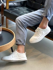 Nuevos zapatos de cuero casuales, versátiles y simples de cuero genuino blanco para hombres, zapatos de tablero de estación europea, zapatos blancos pequeños de color sólido, zapatos bajos de moda
