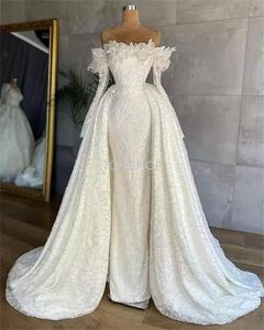 Nuevos vestidos de novia de sirena de encaje blanco con sobrefalda fuera del hombro Mangas largas Rebordear Vestidos de novia de tren de barrido de talla grande Vestido De Noiva