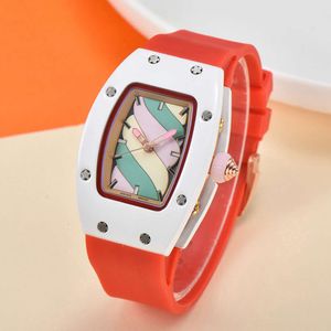 Nuevo Reloj de cuarzo cuadrado con tema de arcoíris y diseño de diamantes de imitación colorido para mujer, accesorios de ropa, reloj