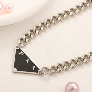 Nouveau collier plaqué argent pour femmes classique Triangle Logo collier de luxe printemps mode fille Boutique bijoux collier en acier inoxydable de haute qualité