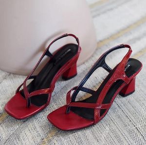 Nuevas sandalias para mujer, zapatos a la moda con Clip dedos de tacón, chanclas de diseñador para mujer, vestido informal con hebilla, tacones altos, sandalias para mujer