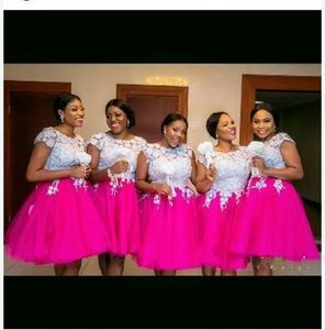 Nigerianische Brautjungfernkleider in Weiß und Fushia mit Spitzenapplikationen, Flügelärmeln, knielang, geschwollene Trauzeugin-Kleider in Übergröße für Hochzeitsgäste