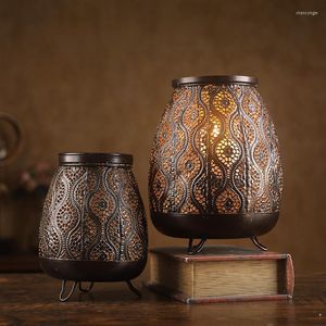 Lumières nocturnes Vintage Fon de fer forgé Lantern Lanterne Light European Portable Portable Hollow House Decoration For Home Indoor Outdoor