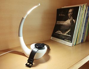Livre allume le chargeur sans fil blanc LED de dessus de bureau pour le téléphone portable avec la lampe de charge de lampe de table