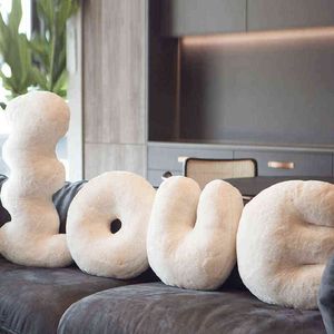 Decoración nórdica para el hogar Cojín blanco Peluche suave para sofá Silla Asiento Amor Forma Letra S Accesorios decorativos Regalo J220704