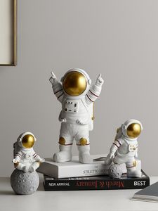 Figurines miniatures nordiques modernes d'astronaute Résine Artisanat Maison fée décoration de bureau de jardin Articles d'ameublement accessoires de chambre 201202