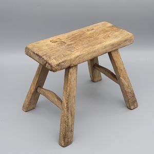 Vieux tabouret en bois, petite table d'appoint, piédestal