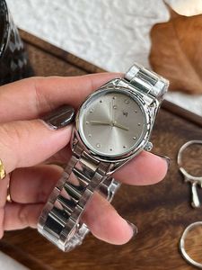 OMG Authentic Watch Omages Watch for Women's Light Lu Luxury et Small Market Women's Famous Brand for High Endafroofing 2024 Nouvelle édition OMA Watch 2381