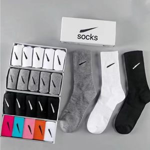 En vente chaussettes de créateurs chaussettes de sport longues mi courtes taille couleur unie chaussettes noir blanc gris chaussettes en coton respirant pour homme et femme jogging basket-ball chaussettes de football