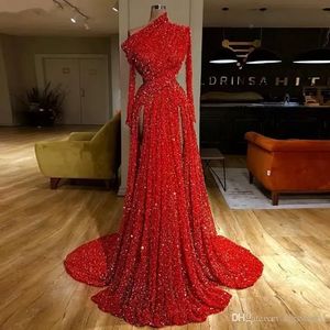 Robe de soirée de forme trapèze rouge, asymétrique épaule dénudée, paillettes, manches longues, fentes latérales, froncée, robe de bal