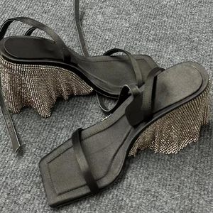 Sandales ouvertes à franges à pointes Righine calibre femme Square Square Head Hollow Slingback High Talon Fashion Chaussures pour femmes Fahion Shoe