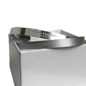 Bracelet de créateur d'ouverture femmes bijoux givré simple bracelet en acier titane pour homme bracelet de style Margiela en gros populaire 2024 zh197 H4