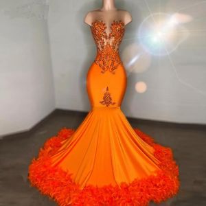 Vestidos de fiesta de sirena de plumas anaranjadas 2023 Rebordear de cristal Gillter Niñas africanas Vestidos de fiesta transparentes con cuello en O Vestido de noche largo aso ebi