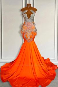 Orange ajustado Mermaid Long Prom Vestido 2024 Sheer O Neck Plate Rhinestone Rhinestone African Black Girls Satin Feather Vesadas de gala de lujo de lujo BC18253
