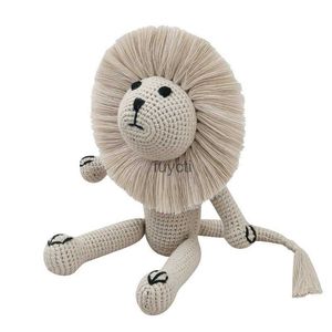 Outras artes e ofícios 11in Crochet Lion Stuffed Animal Soft Knit Toy Room Decoração Emoção Apaziguar para Baby Office Ornament Bag Decors YQ240111