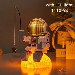 Autres jouets MOC Space Micro Building Blocks Spaceman Figures Astronaute avec boîte d'affichage LED Light Diamond Mini Brick pour enfants Cadeaux 231117