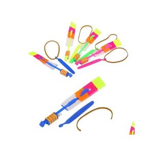 Les activités de jeux de plein air ont conduit Flier Flyer Flying Rocket Amazing Arrow Helicopter Umbrella Kids Toys Magic S Light-Up Parachute Drop D Dhqii