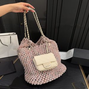 Sac en mailles colorées de lait rose