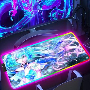 Pads RVB Computer Mouse Pad Miku Anime Mats Gamer Key Key Gaming Mat accessoires rétro-éclairés XXL