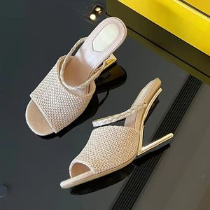 Sandales à talons hauts en raphia jaune pâle Chaussures habillées à talons en forme de métal tissé Manches de glissement sculptées à la mode Pantoufles à talons hauts à bout ouvert Chaussures de luxe pour femmes