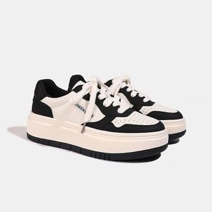 Panda en cuir Luji Board authentique pour les femmes au printemps 2024 Nouvel instagram Étudiant populaire Casual polyvalent Sole épaisse petite chaussures blanches 88771 SPRG 47441