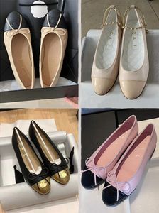 Zapatos de diseñador de lujo de París Zapatos planos de ballet negros y rosados Zapatos de marca de canal 2C para mujer Zapatos de ballet de cuero acolchados Zapatos de cuero formales con punta redonda para mujer Zapatos de vestir