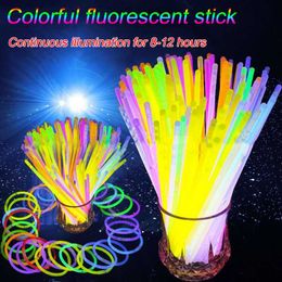 Décoration de fête 100pcs / pack lumière fluorescente bâtons lumineux bracelets colliers néon pour mariage, bâton coloré