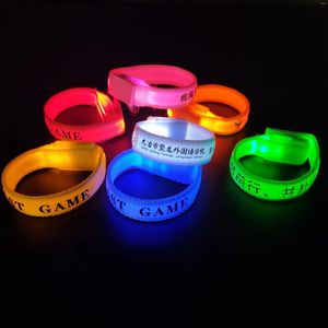 Décoration de fête 100pcs couleur unie en nylon bracelet lumineux lueur dans les bracelets LED sombres pour les événements de course festival