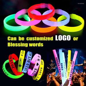 Décoration de fête 30/50 / 100pcs Bracelets de bâtons lumineux légers pour la fluorescence de mariage personnalisée Bright Colorful Stick