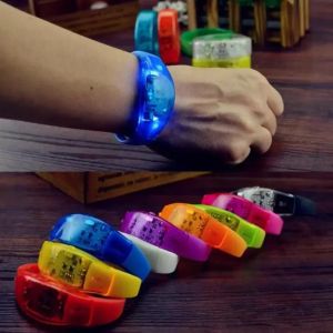 Party Favors Silicona Sound Controle LED Pulsera LED activada GLOW Flash Bangle Muñeco de brazalete Boda Halloween Navidad 0409