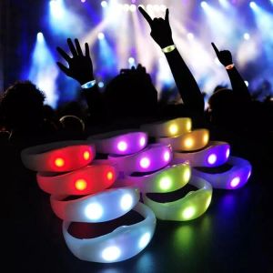 Cadeau de fête LED bracelet en silicone à changement de couleur avec 12 touches 200 mètres télécommande lumière clignotante bracelets lumineux pour les clubs de fête concerts 0615
