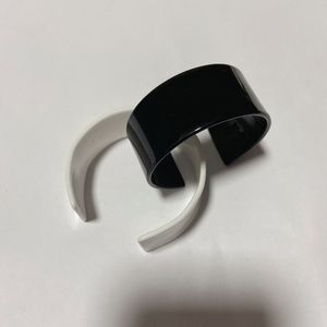 Cadeaux de fête mode simple noir et blanc acrylique large visage lettre bracelets chaîne à main accessoires de bracelet populaires dans les pays européens et américains