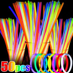 Party Glow Sticks Jouets Fluorescence Lumière dans les bracelets lumineux sombres Coloré Glowing Stick Anniversaire Concerts en direct 240126