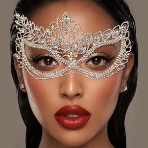 Masques de fête nuptiale Masuqerade Masque masque pour les yeux Masque couverture pour hommes femmes danse Cosplay fête Bling cristal visage accessoires 230313