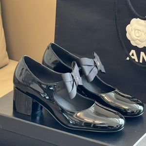 Pombas de cuero de patente zapatos de vestir para mujer Diseñador de tacón grueso Sandalias de reverso de la punta cuadrada Zapatos en la bote de estilo vintage