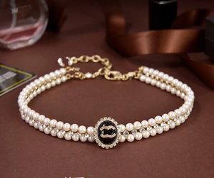 Collar de gargantilla con colgante de perlas Joyas de diseñador Collar de cadena larga Cadena con logotipo clásico 2023 Diseñado para mujeres Collares de oro de alta calidad al por mayor