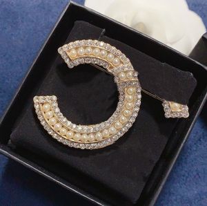 Broche en perles pour femmes, broche en diamant de qualité supérieure, fourniture d'accessoires de mode sauvage